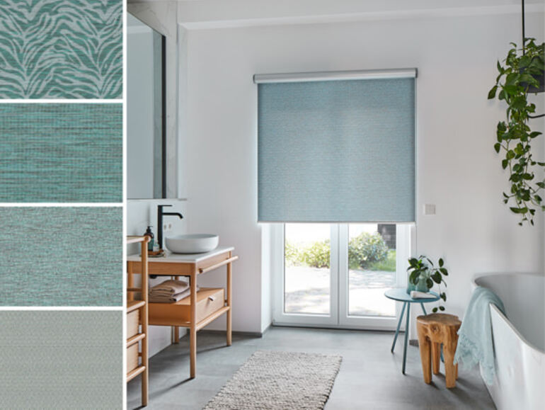 Bad mit blauem strukturierten Rollo am bodentiefen Fenster